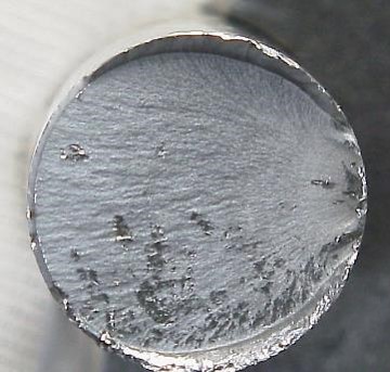 Estimamos el mecanismo de fractura mediante la observación macroscópica de la superficie de fractura.